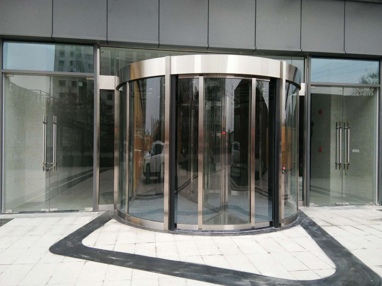 OE-27兩翼旋轉門 現(xiàn)代建筑入口的優(yōu)雅解決方案