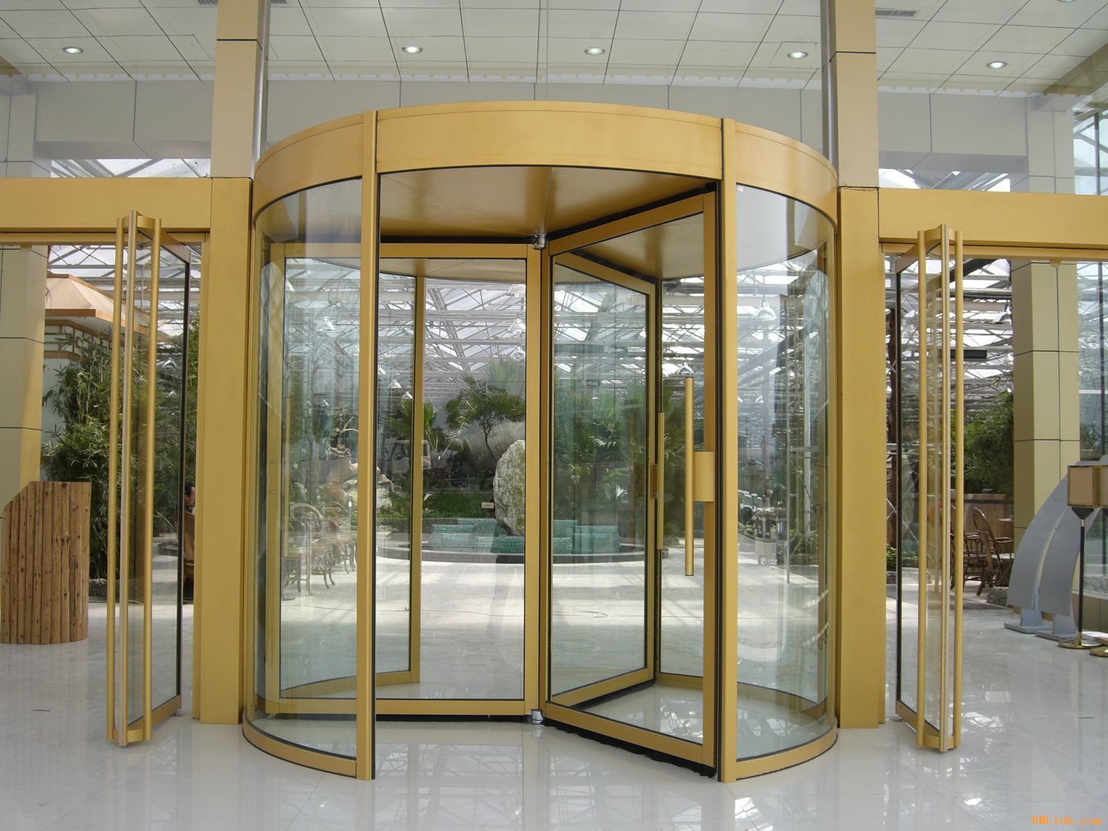 彬田三翼自動旋轉門 工業(yè)門領域的卓越選擇